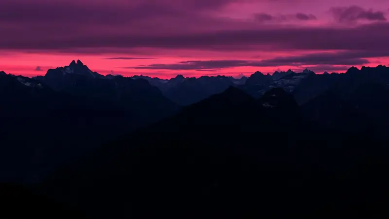 Schweizer Alpen bei Sonnenaufgang